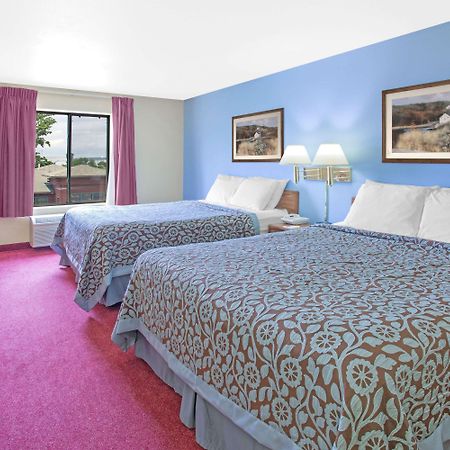 Days Inn By Wyndham Madison Ne/Windsor Dış mekan fotoğraf