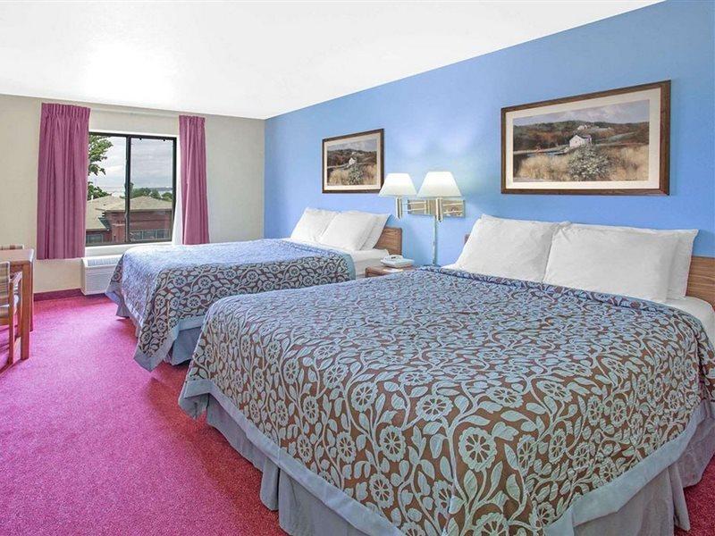 Days Inn By Wyndham Madison Ne/Windsor Dış mekan fotoğraf