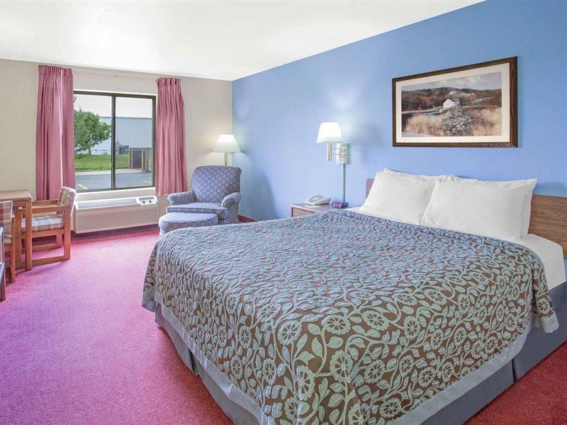 Days Inn By Wyndham Madison Ne/Windsor Dış mekan fotoğraf