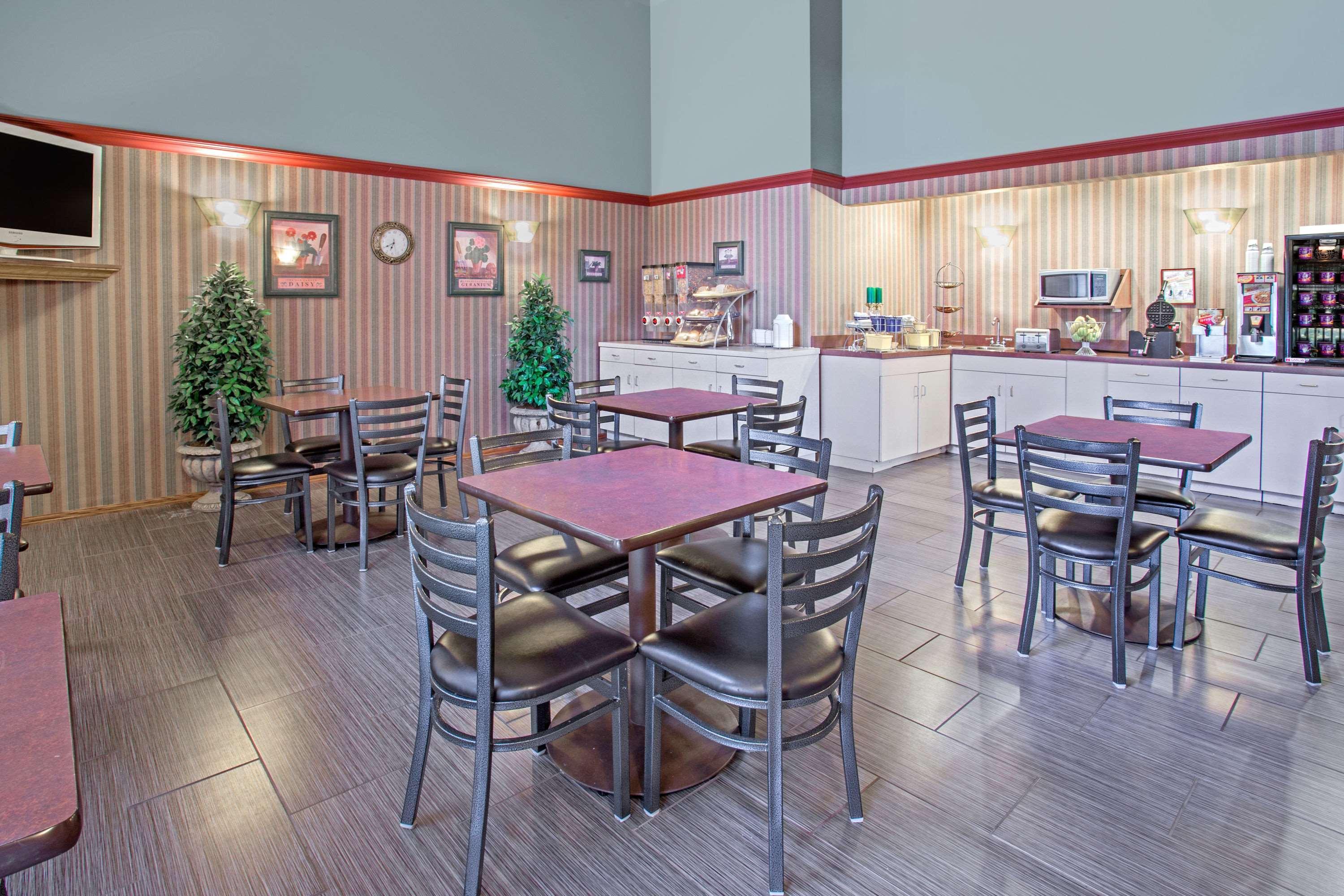 Days Inn By Wyndham Madison Ne/Windsor Dış mekan fotoğraf